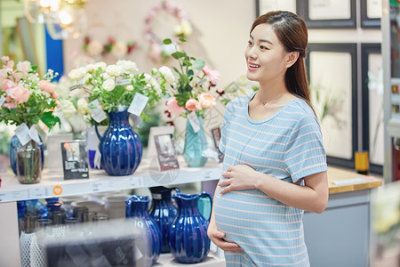 孕妇逛花店亲子插花高清图片