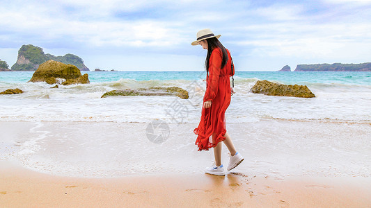 新西兰海边踏浪的女孩图片