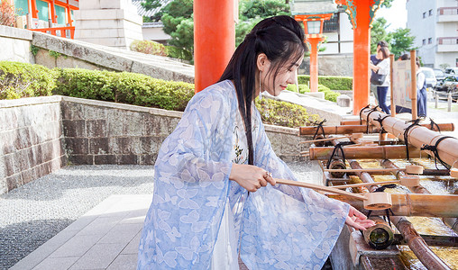 汉服女孩舀水人像图片