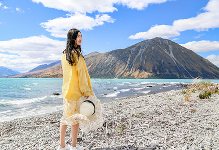 文艺女性拿帽子新西兰湖边女孩背景