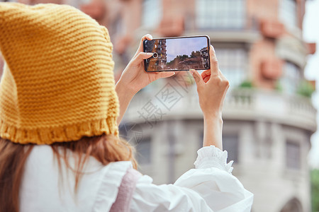 旅游博主手机拍照打卡特写背景图片
