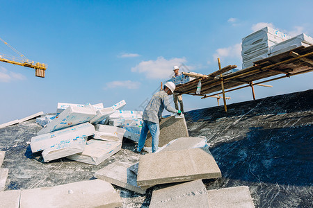 防水膜屋顶建筑工地正在施工的建筑工人背景