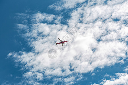 天空中飞行的飞机背景图片