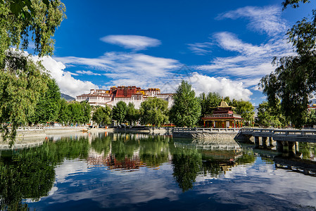 国内著名旅游景点西藏蓝天白云布达拉宫一角背景