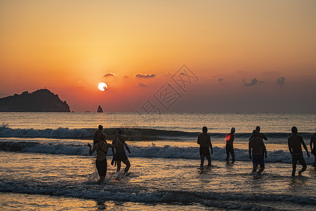 日出时青岛石老人海水浴场下海游泳背景