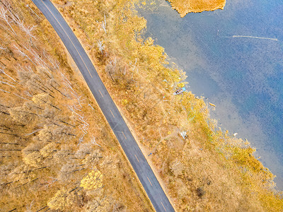 航拍秋天的林海公路图片