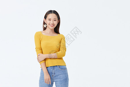 穿着黄色毛衣的年轻时尚活力女性图片