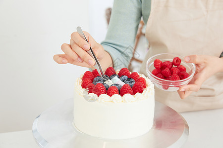 美女居家制作水果蛋糕特写图片