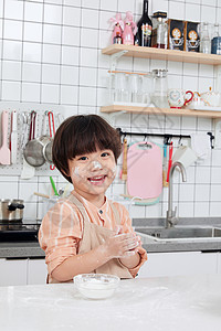 小朋友做蛋糕儿童小男孩在厨房撒面粉嬉戏背景