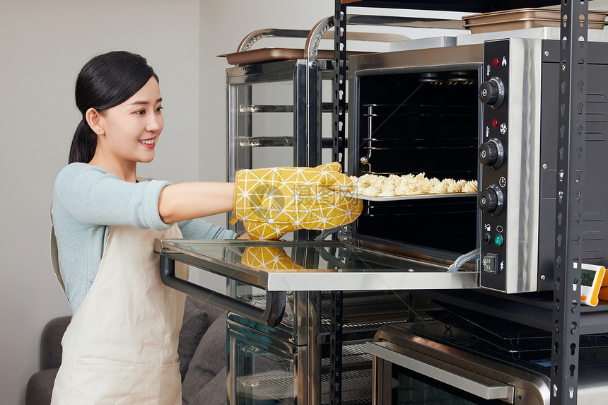 美女居家烘烤饼干图片