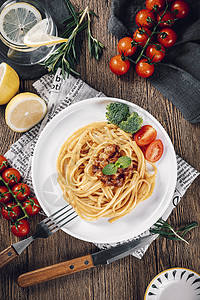 番茄肉酱意大利面餐桌上的意大利面背景