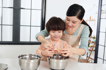 母子烘培制作蛋糕打鸡蛋图片