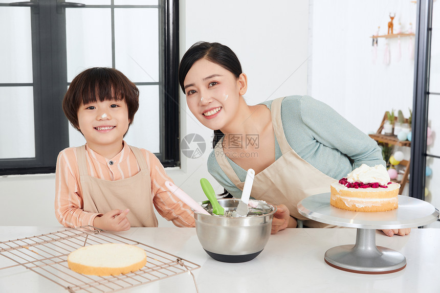 母子烘培手工制作蛋糕图片