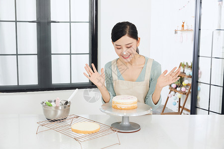 女性手工制作奶油蛋糕图片
