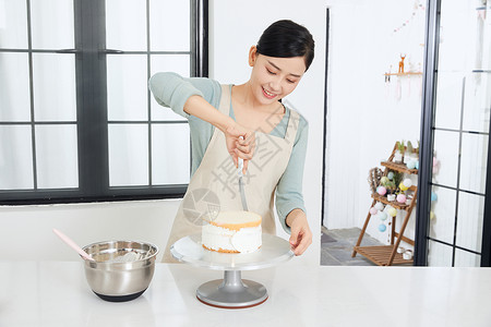女性手工制作奶油蛋糕背景图片