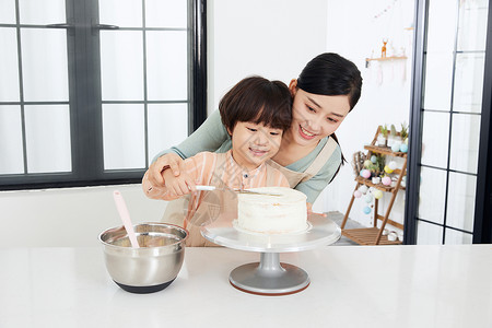 母子烘培手工制作蛋糕涂抹奶油高清图片