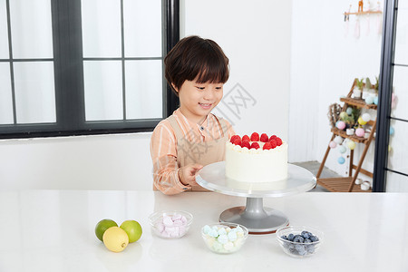 儿童小男孩和水果蛋糕图片