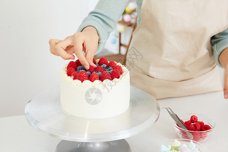 美女居家制作水果蛋糕女性手工制作水果蛋糕特写背景