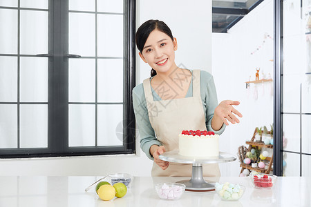 美女手工制作水果奶油蛋糕背景图片