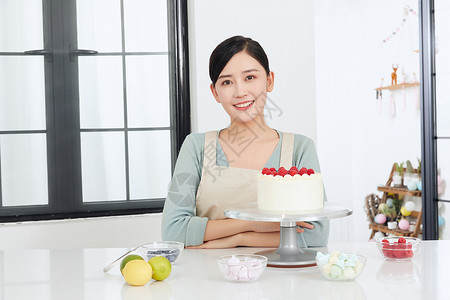 美女手工制作水果奶油蛋糕图片