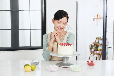 美女居家制作水果蛋糕背景