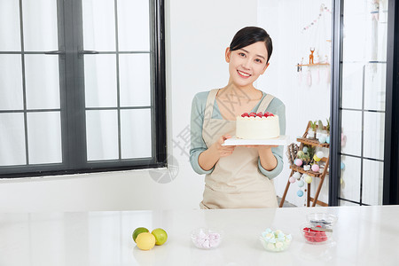 美女居家制作水果蛋糕图片