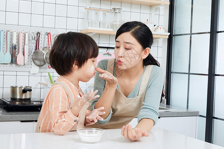 母子烘培温馨快乐嬉戏玩面粉高清图片