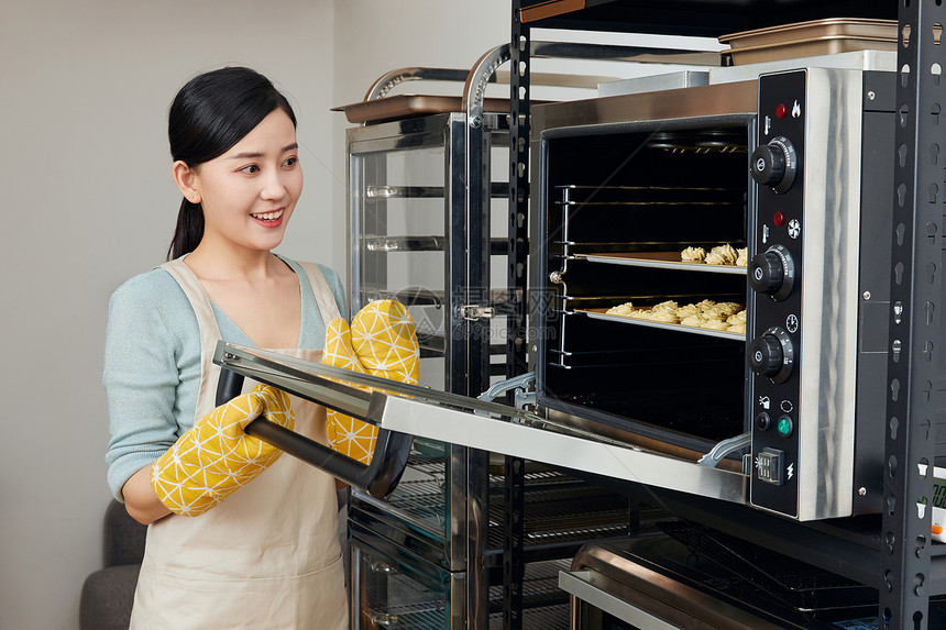 美女居家烘烤饼干图片