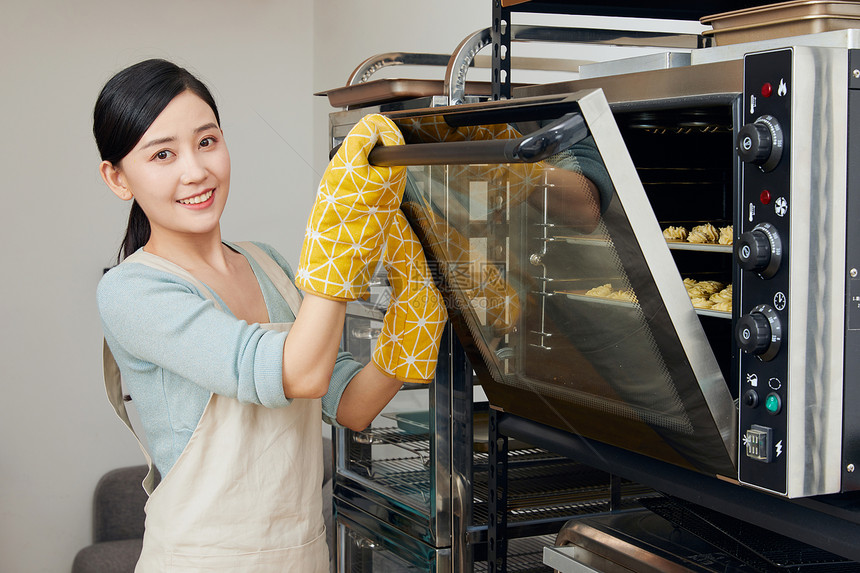 美女居家烘烤饼干图片