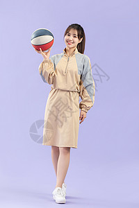 我与篮球素材穿休闲服的甜美女性与篮球背景