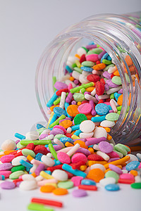 儿童节彩虹素材玻璃罐里的七彩糖背景