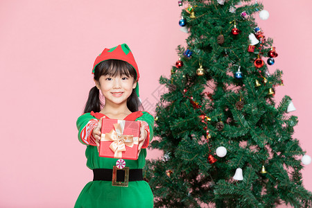 可爱小女孩cos装扮过圣诞节拿礼物盒背景图片