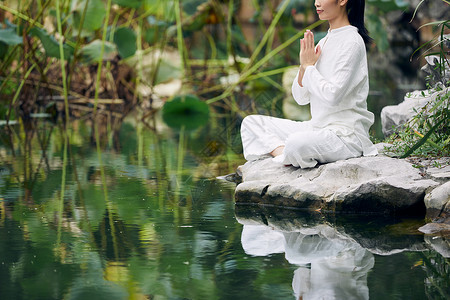 河边瑜伽女性特写图片