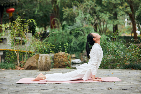 锻炼腹部拉伸腹部的瑜伽女性背景