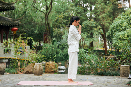 有氧瑜伽女性公园户外瑜伽背景