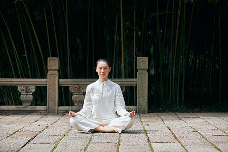 正坐得禅意瑜伽女性图片