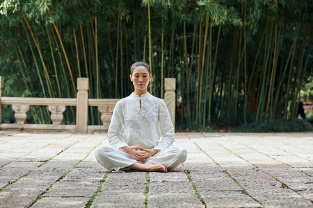 正坐灶王爷正坐得禅意瑜伽女性背景