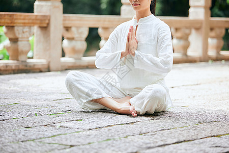 坐着禅意女性特写图片