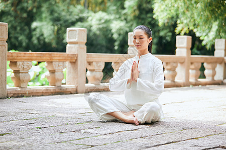 坐着的禅意瑜伽女性 图片