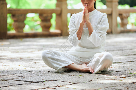 坐着的瑜伽女性特写图片