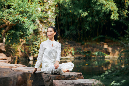 禅意瑜伽回头看的女性图片