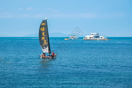 手绘旅游开帆船蜈支洲岛的帆船运动背景