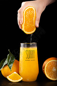 橙片女人手挤压橙子果汁背景
