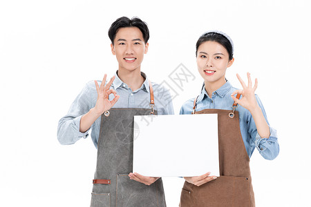 拿白板展示的青年夫妻背景图片