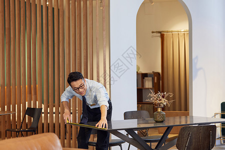 家具店员工测量餐桌尺寸高清图片
