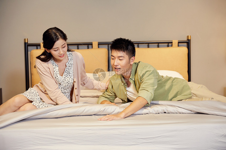 年轻夫妻家具店体验床垫图片