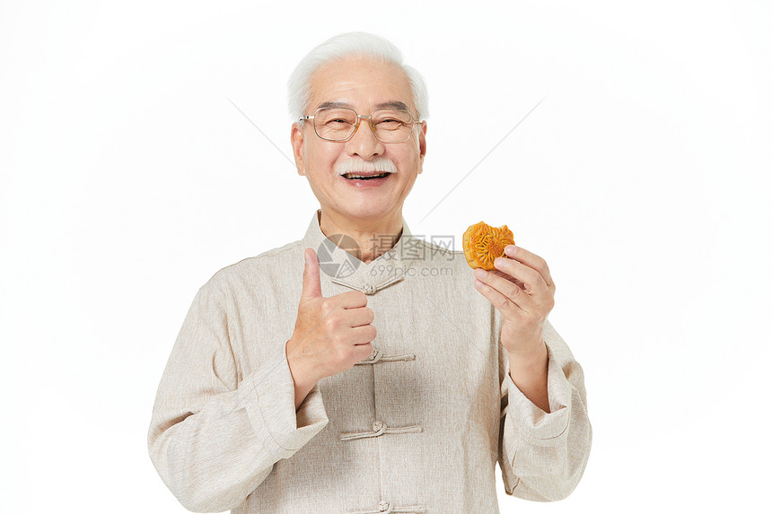 老年男性吃月饼形象图片