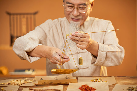 老中医称量中草药高清图片