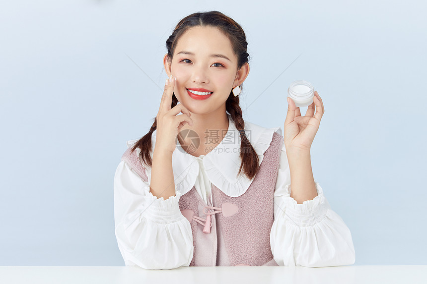 年轻美女手拿散粉盒展示图片