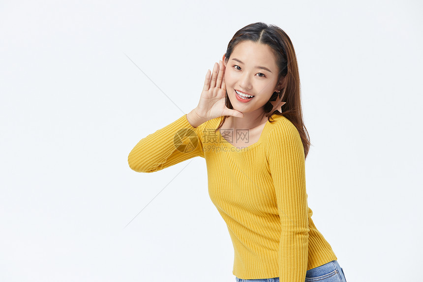 穿黄色毛衣喊话的长发美女图片